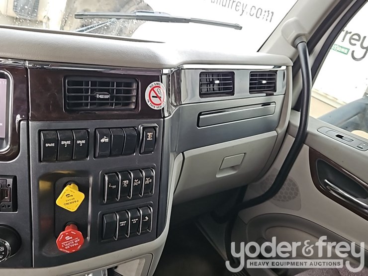 2021-peterbilt-567-image-27
