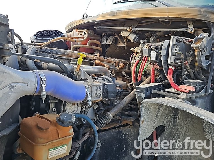 2016-freightliner-114sd-image-23