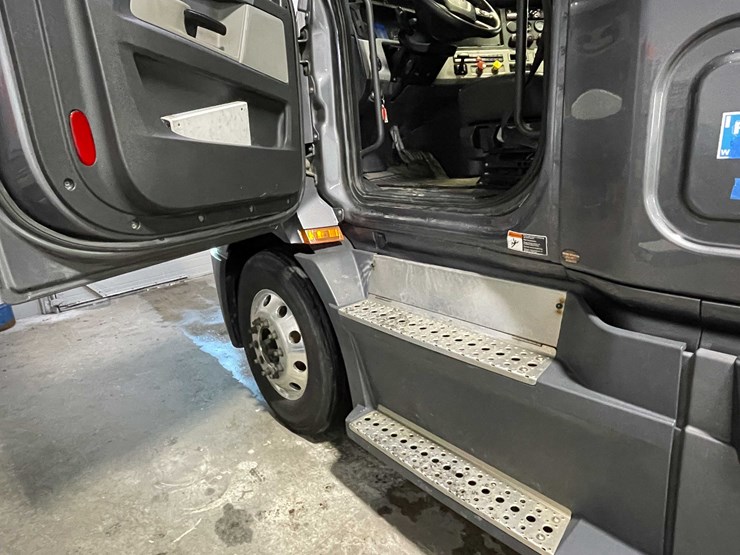 #6225-•-2021-freightliner-cascadia-semi-truck-(title-in-delay)-image-62