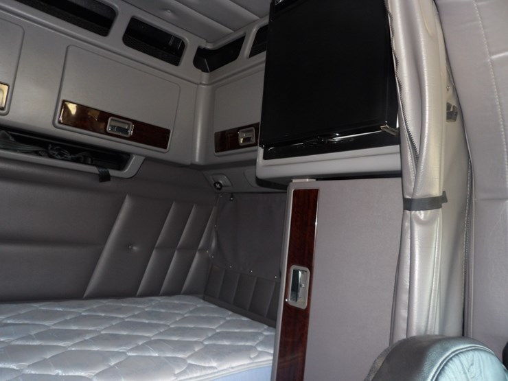 2022-peterbilt-389-image-47