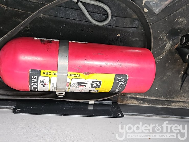 2022-freightliner-m2-106-image-36