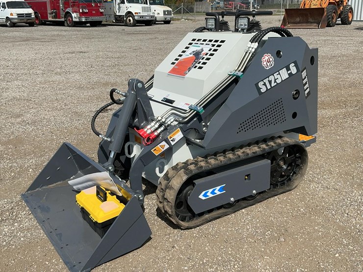 #1006-•-unused-2025-bttl-st25m-6-mini-skid-loader-image-1