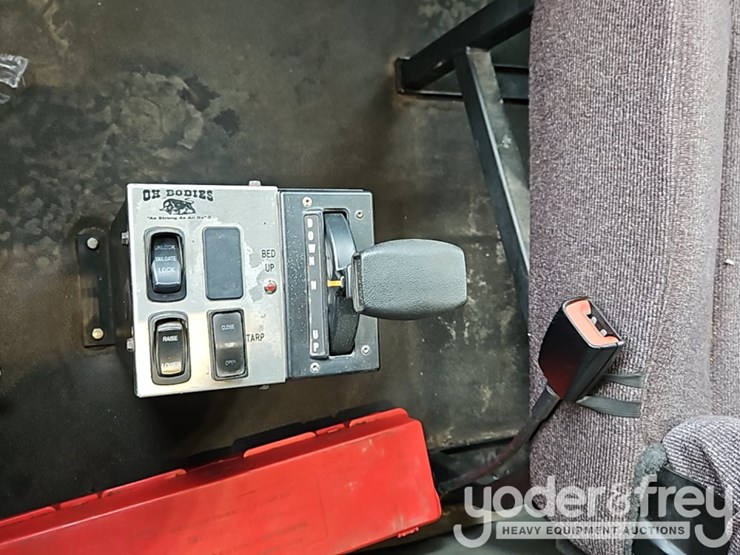 2021-peterbilt-567-image-32