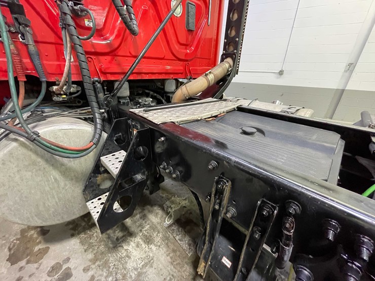 #6227-•-2018-freightliner-cascadia-day-cab-semi-truck-(title-in-delay)-image-65