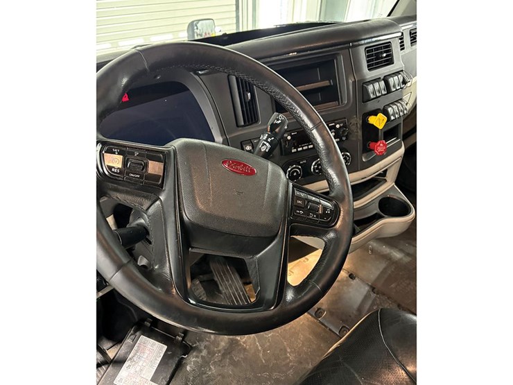 2023-peterbilt-579-image-4