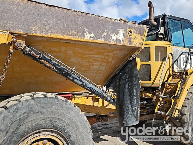 2016-caterpillar-725c2-image-8