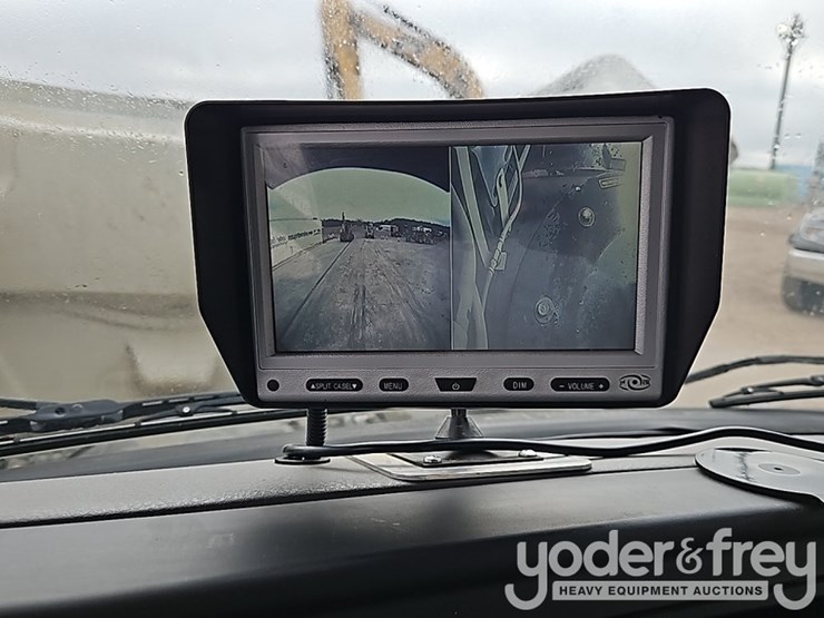 2022-freightliner-m2-106-image-37