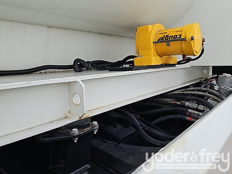 2022-freightliner-m2-106-image-21