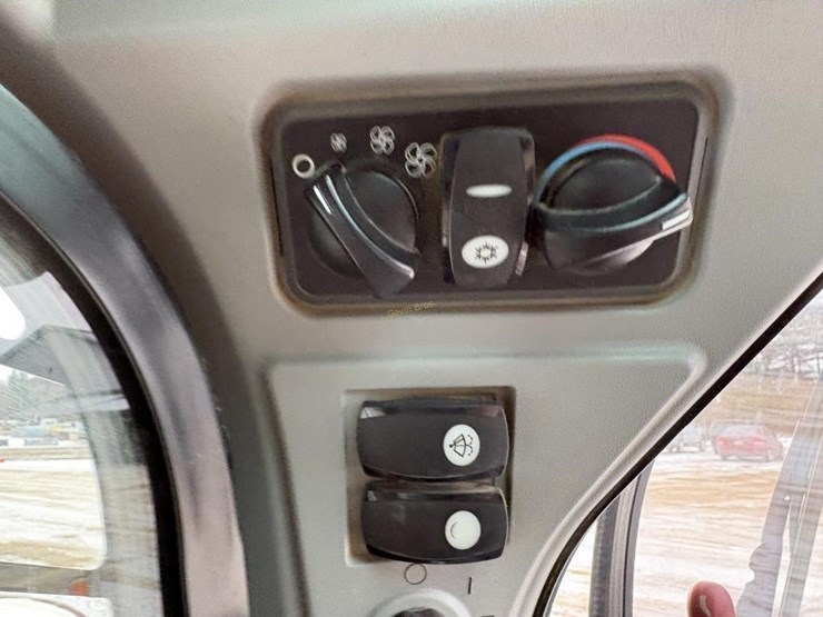 2017-caterpillar-239d-image-11