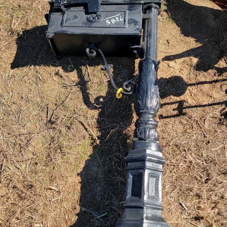 METAL MAILBOX & STAND