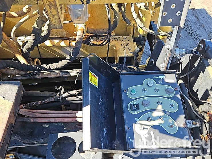 2012-caterpillar-ap-1055e-image-26