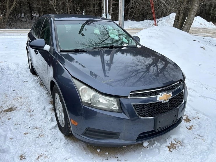 2014-chevy-cruze-car-image-3