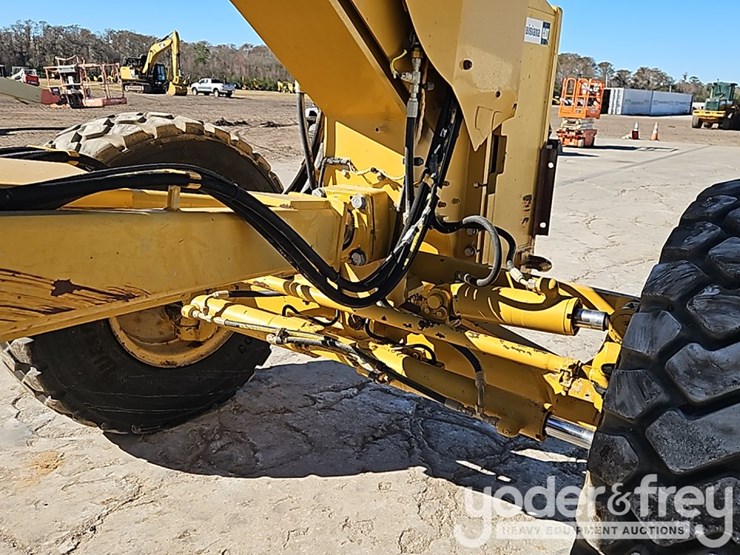 2013-caterpillar-140m2-image-12