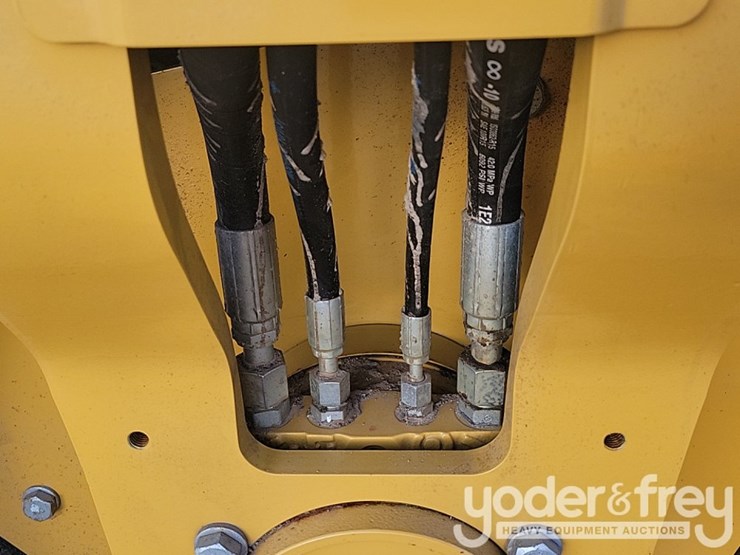 2025-caterpillar-cb4.0-image-23