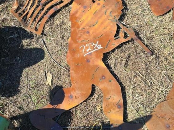 metal-bigfoot-w/-flag-image-1