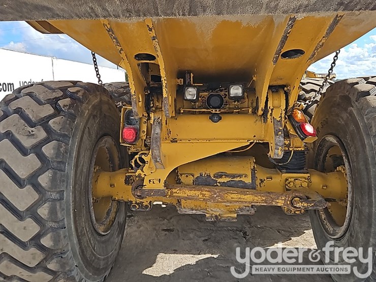 2016-caterpillar-725c2-image-18
