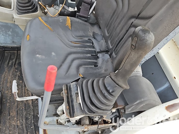 2020-takeuchi-tb240-image-31