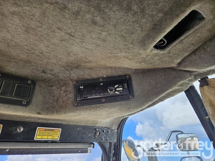 2016-caterpillar-725c2-image-31