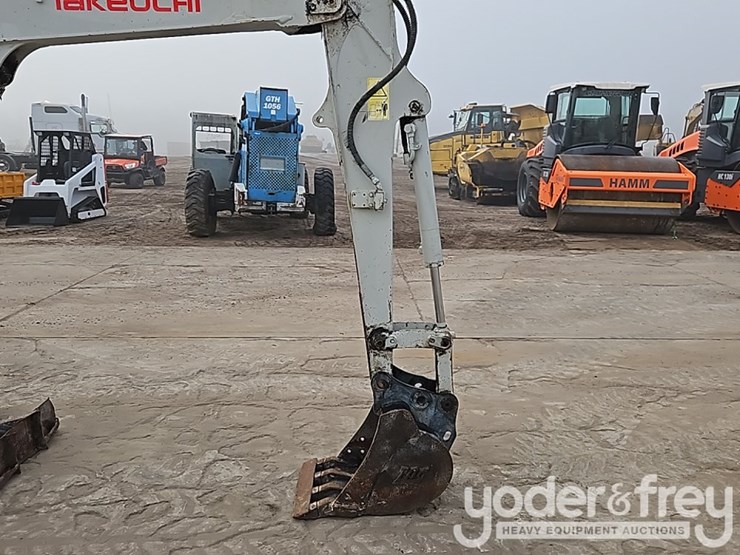 2020-takeuchi-tb240-image-16