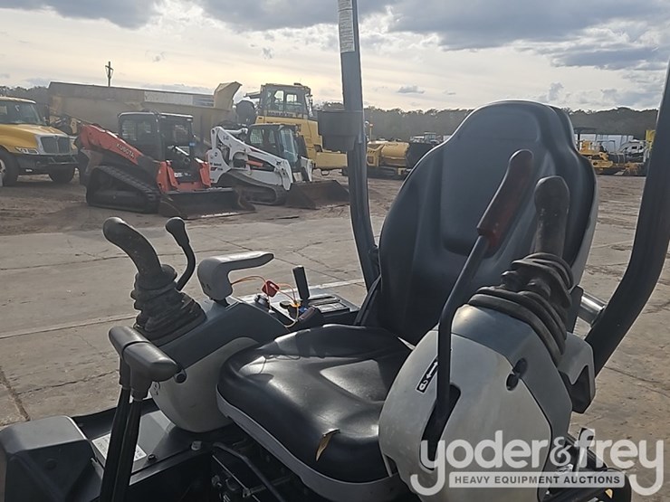 2018-deere-17g-image-33