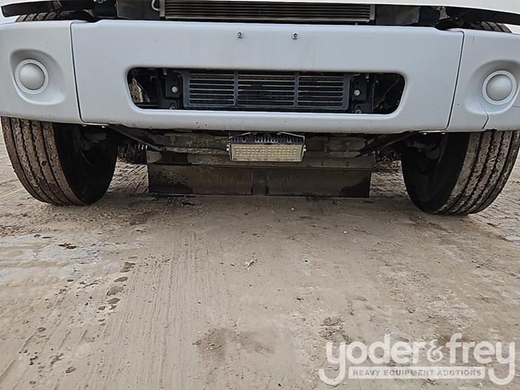 2022-freightliner-m2-106-image-12