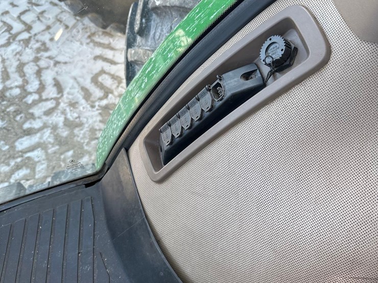 john-deere-8225r-image-17