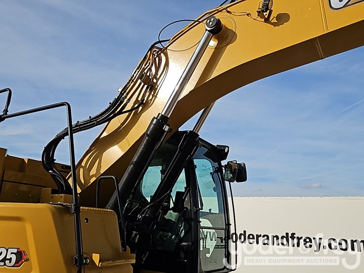 2021-caterpillar-325-image-14