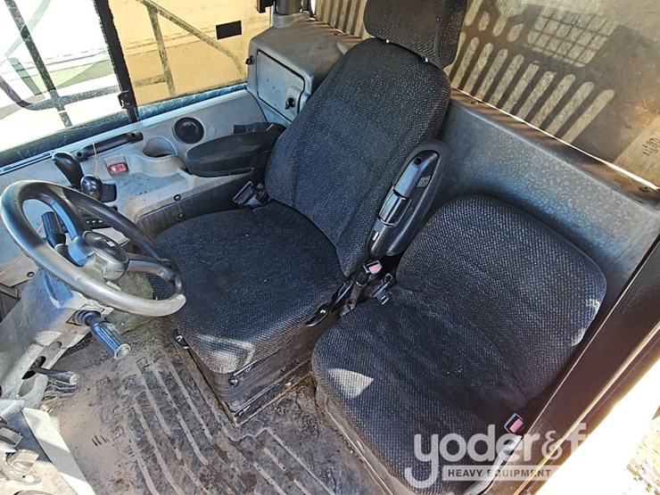 2016-caterpillar-725c2-image-32