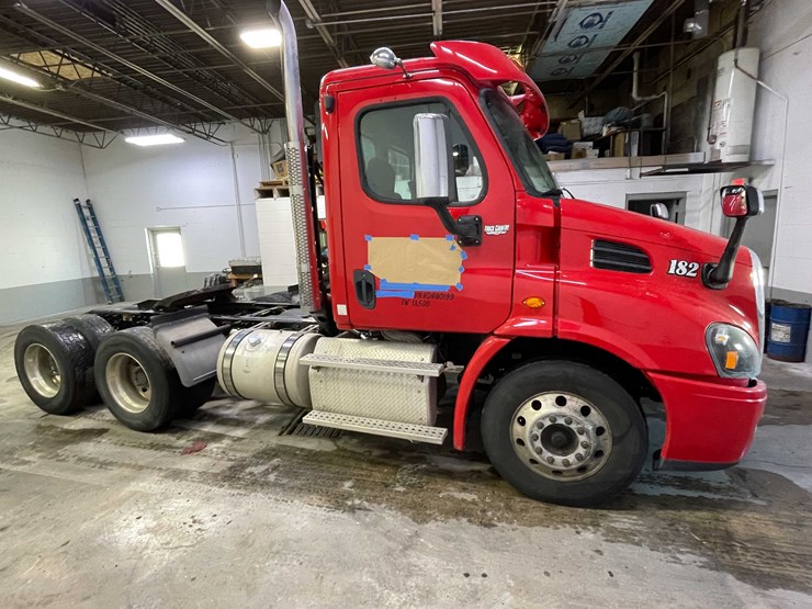 #6227-•-2018-freightliner-cascadia-day-cab-semi-truck-(title-in-delay)-image-4