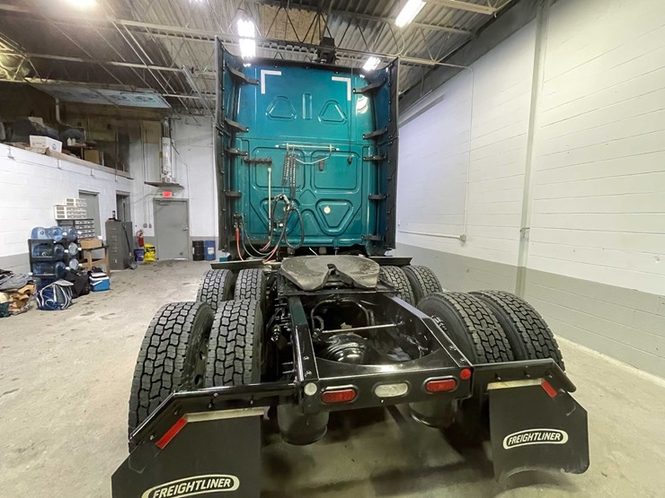 #6223-•-2022-freightliner-cascadia-semi-truck-(title-in-delay)-image-7