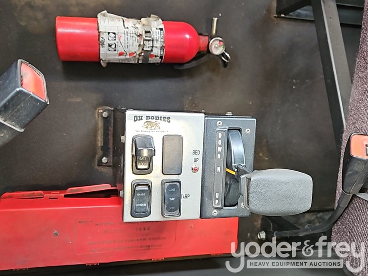 2021-peterbilt-567-image-33