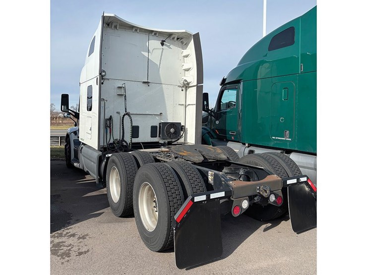 2021-peterbilt-579-image-3