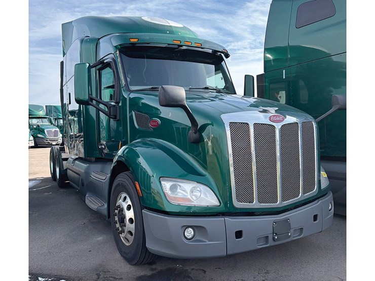 2019-peterbilt-579-image-1