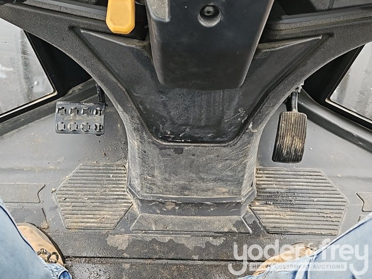 2023-caterpillar-908-image-31