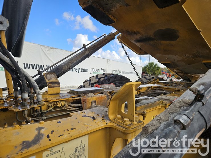 2016-caterpillar-725c2-image-21
