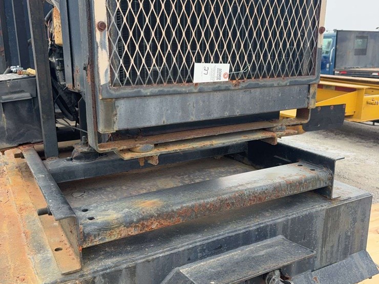 adams-semi-dry-fertilizer-tender-with-engine,-side-auger-unload-image-10