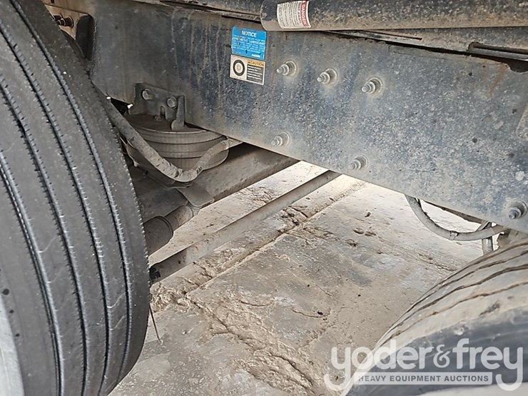 2021-peterbilt-567-image-15