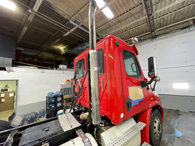 #6227-•-2018-freightliner-cascadia-day-cab-semi-truck-(title-in-delay)-image-25