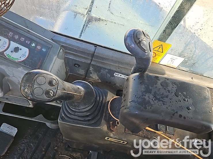 2012-takeuchi-tb250-image-33