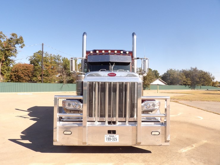2022-peterbilt-389-image-13