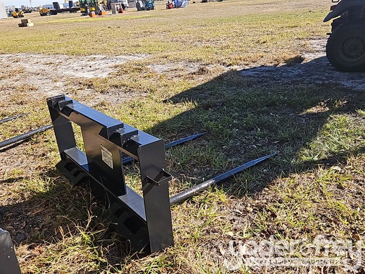 jct-bale-spear-to-suit-skidsteer-image-1