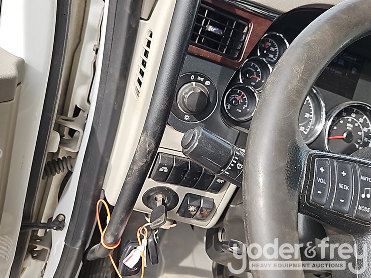 2021-peterbilt-567-image-35