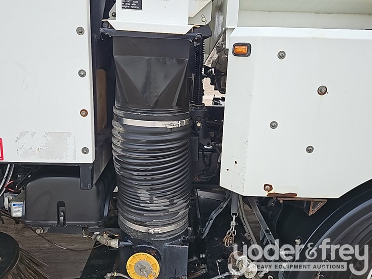 2022-freightliner-m2-106-image-20