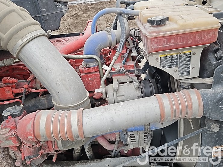 2021-peterbilt-567-image-25