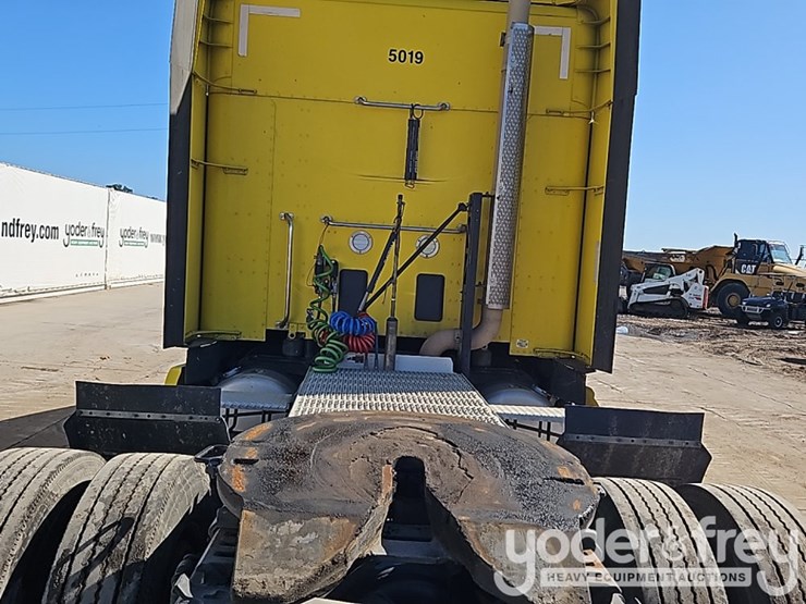 2024-peterbilt-579-image-18