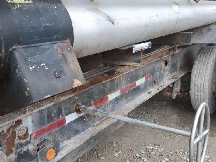 adams-semi-dry-fertilizer-tender-with-engine,-side-auger-unload-image-5