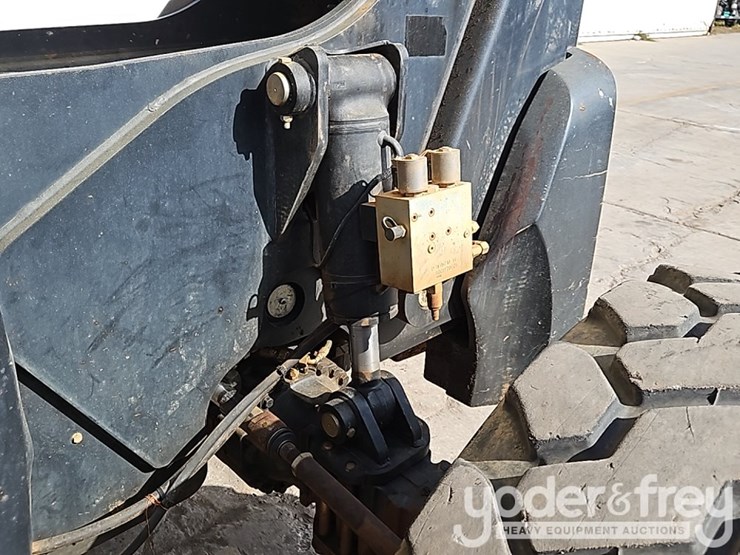 2016-jlg-1055-image-18