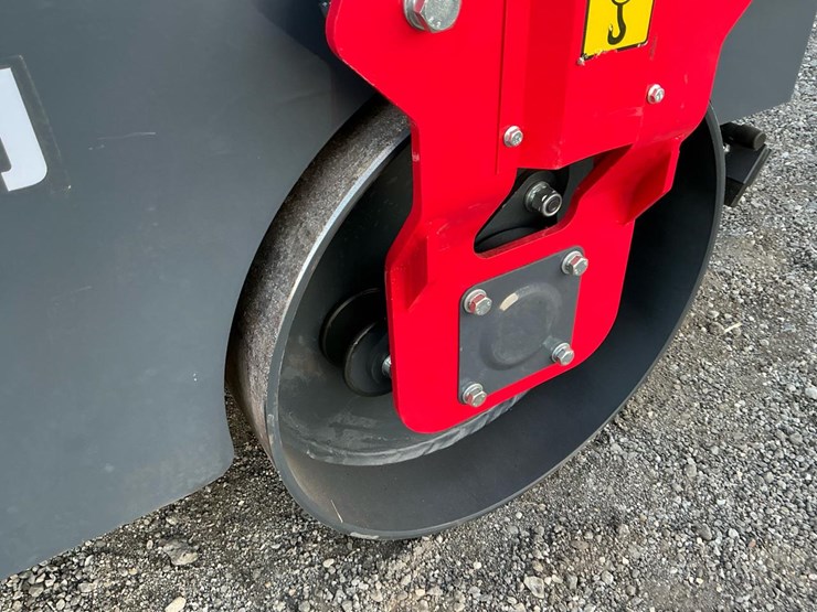 #1253-•-unused-future-ft1000-ride-on-road-roller-image-13