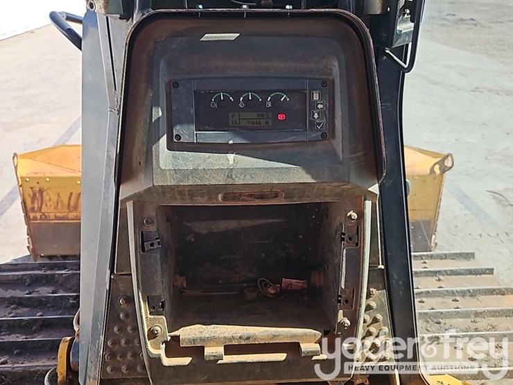 2017-deere-700k-lgp-image-35