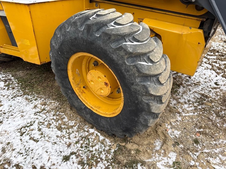 2022-john-deere-310-image-16